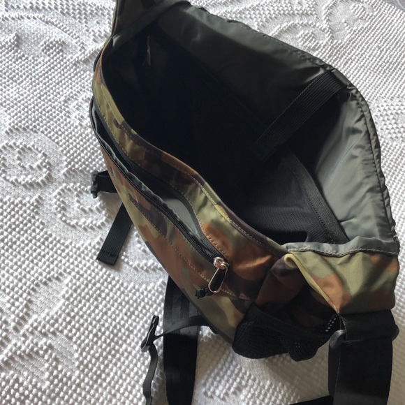 Gap shoulder or cross body sack in army green pattern. - Picture 2 of 3